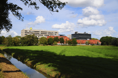 900326 Gezicht op het Buys Ballotgebouw (Princetonplein 5), het Minnaertgebouw (Leuvenlaan 4) en het Victor J. ...